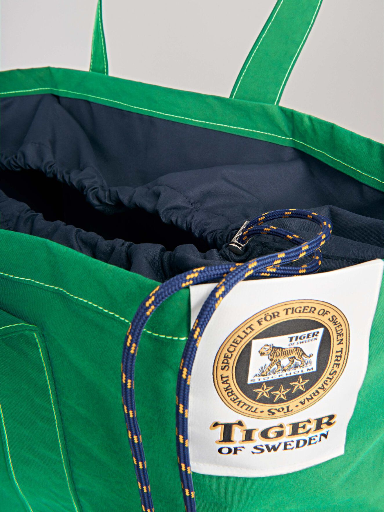 Sac fourre-tout Drop 2 in Marine Green from Tiger of Sweden Sac fourre-tout Drop 2 in Marine Green from Tiger of Sweden
