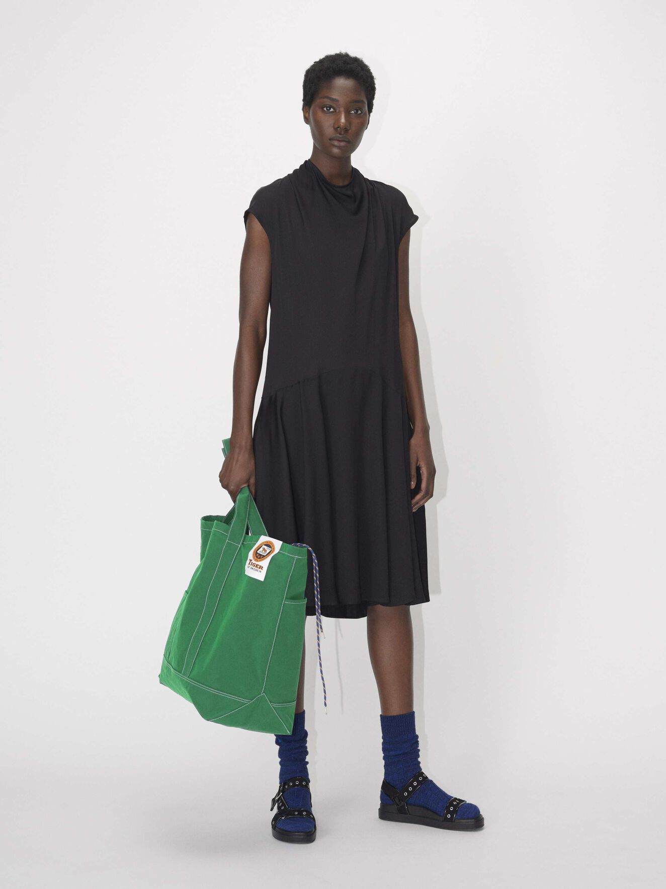 Sac fourre-tout Drop 2 in Marine Green from Tiger of Sweden Sac fourre-tout Drop 2 in Marine Green from Tiger of Sweden
