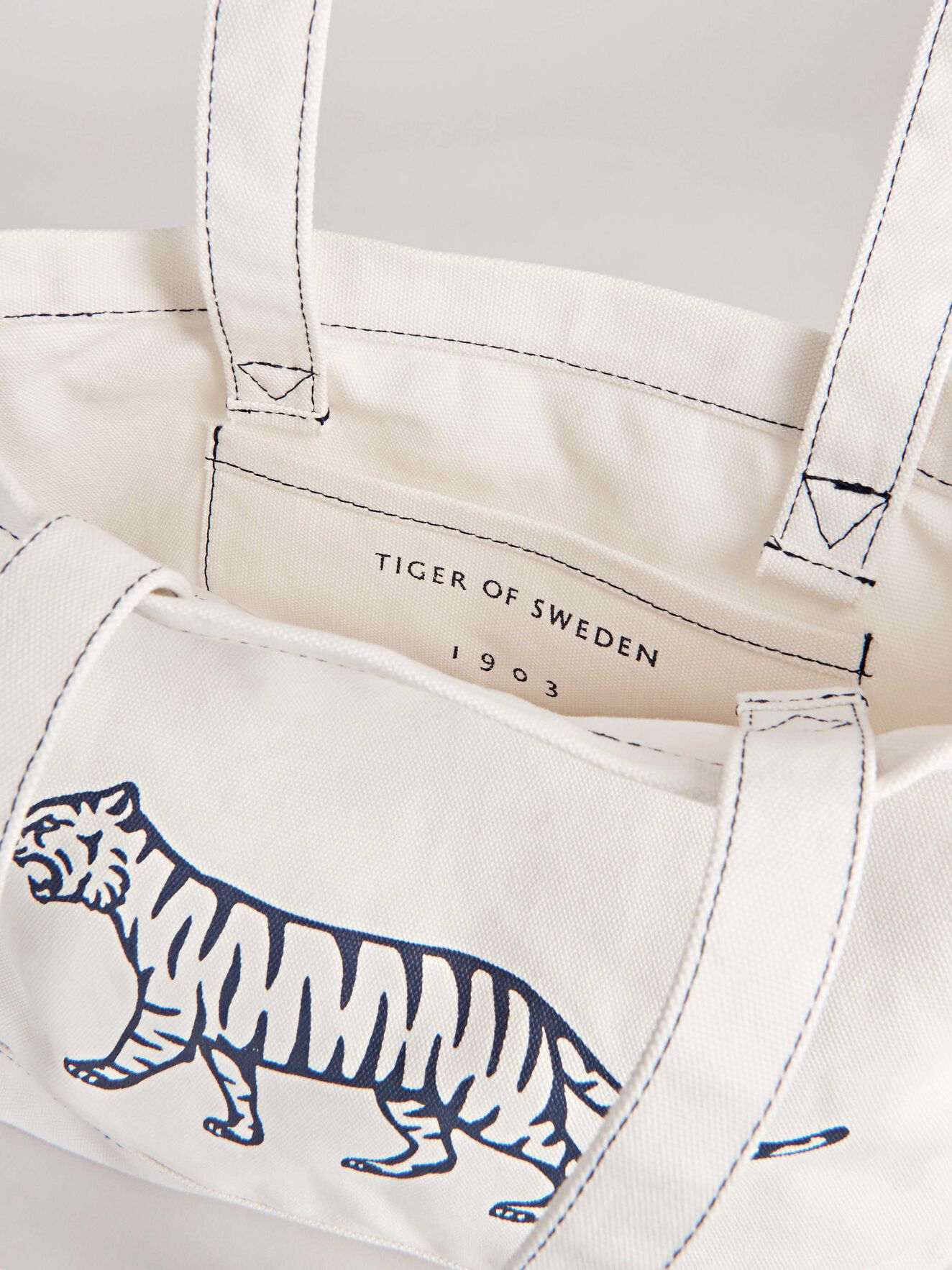 Tragetasche in Broken White from Tiger of Sweden Tragetasche in Broken White from Tiger of Sweden