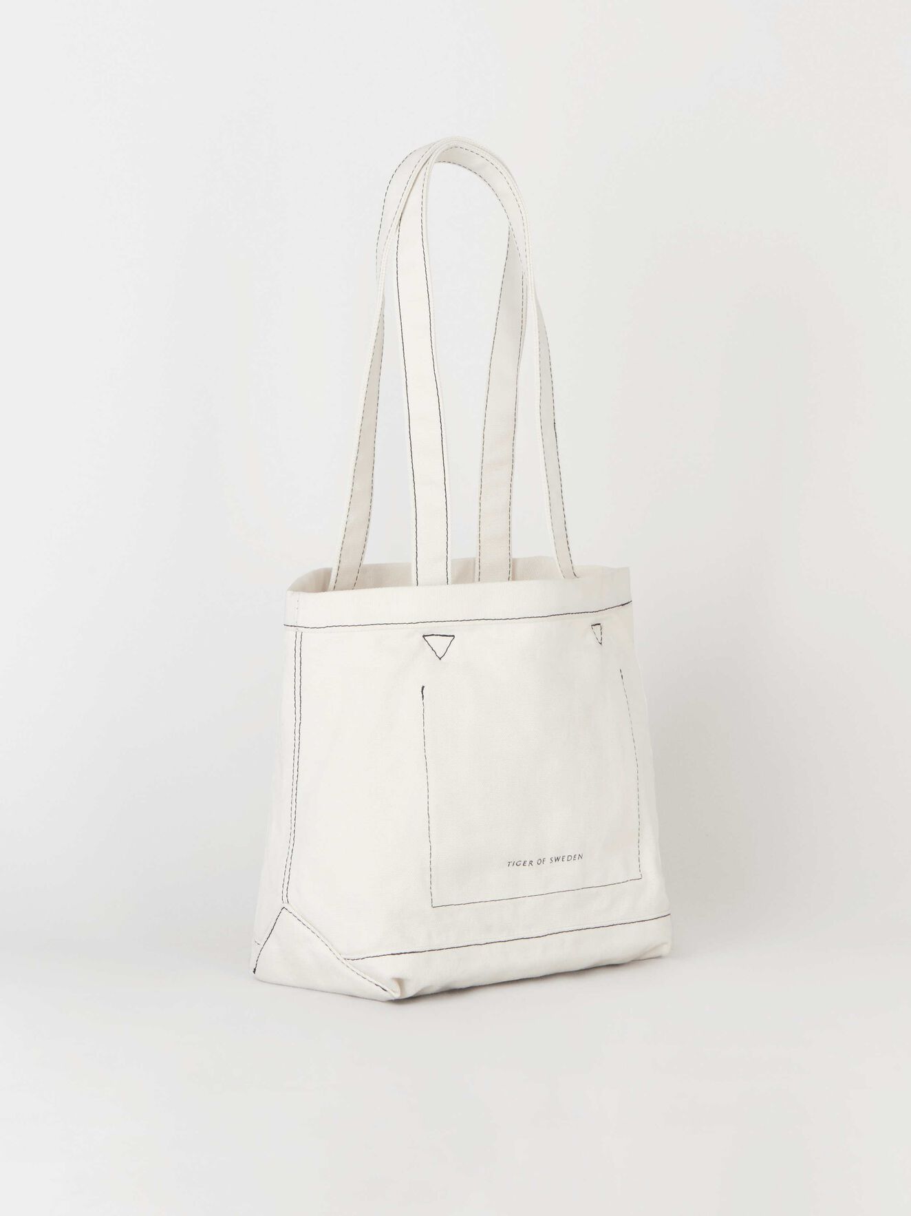 Tragetasche in Broken White from Tiger of Sweden Tragetasche in Broken White from Tiger of Sweden