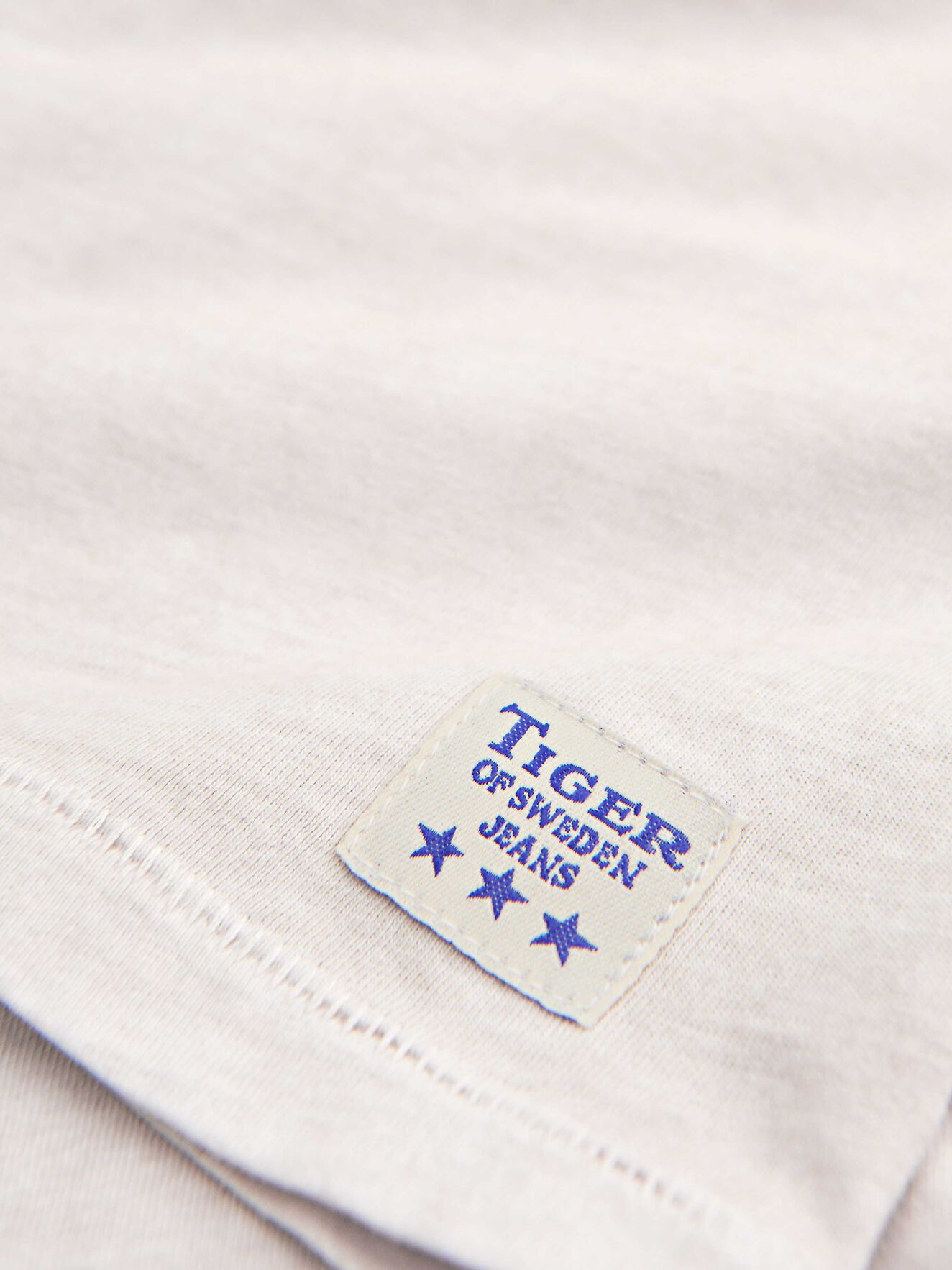 Nice T-Shirt in Birch Bark from Tiger of Sweden Nice T-Shirt in Birch Bark from Tiger of Sweden