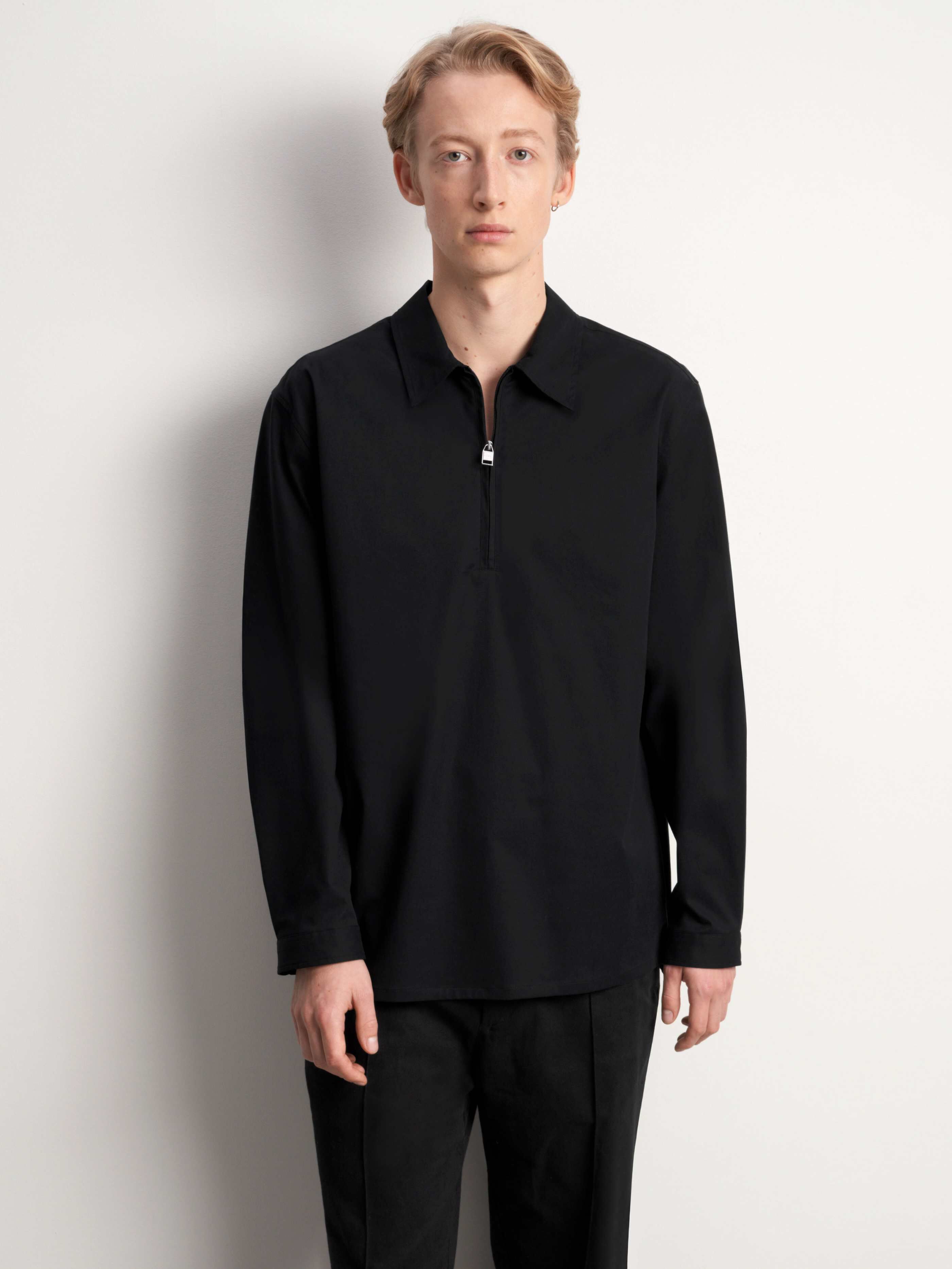 black pullover shirt
