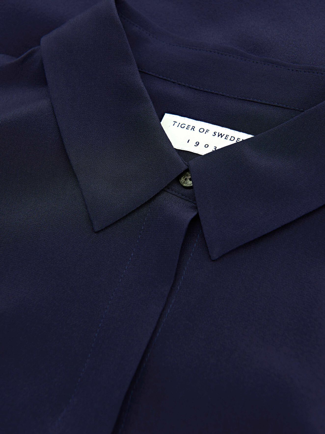 Silwa S Bluse in Midnight blue from Tiger of Sweden Silwa S Bluse in Midnight blue from Tiger of Sweden