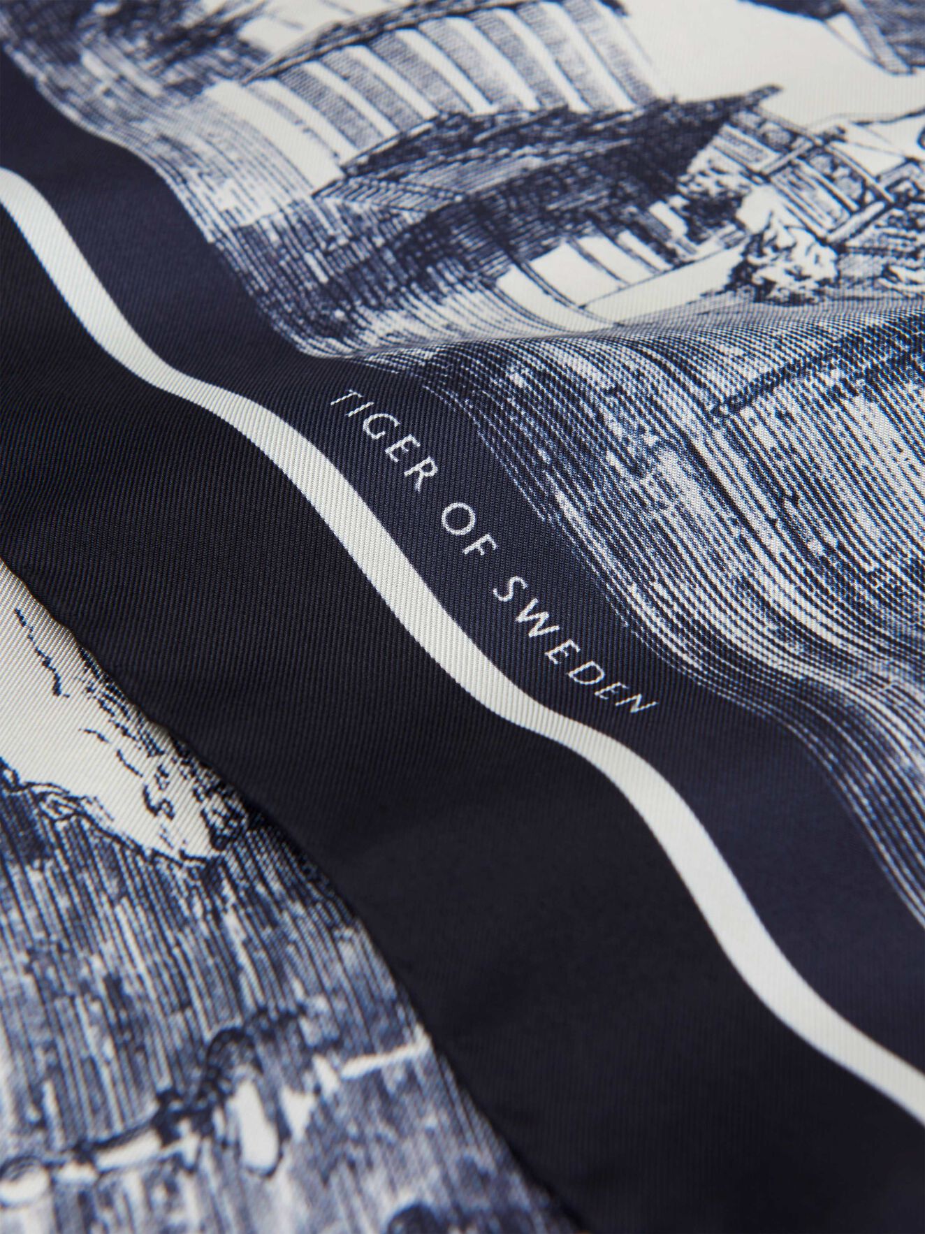Sineseria Schal in Print from Tiger of Sweden Sineseria Schal in Print from Tiger of Sweden