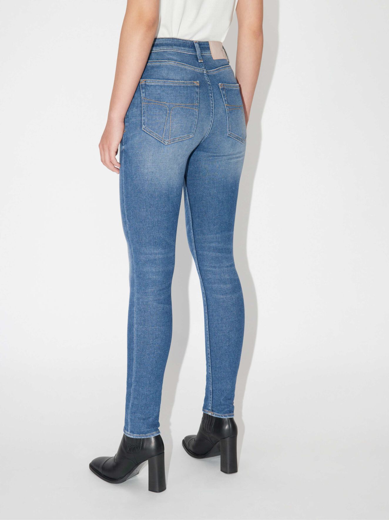 Shelly Jeans in Dust blue from Tiger of Sweden Shelly Jeans in Dust blue from Tiger of Sweden