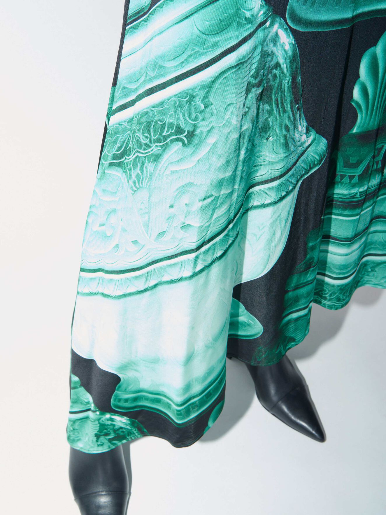 Robe Pennie in ARTWORK from Tiger of Sweden Robe Pennie in ARTWORK from Tiger of Sweden