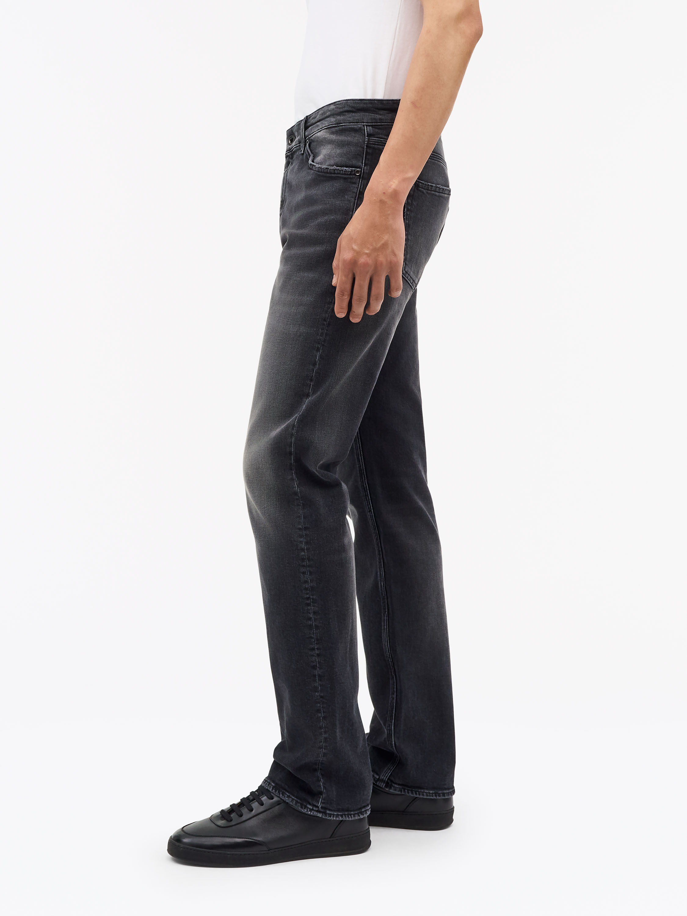 Des Slim-Straight Jeans