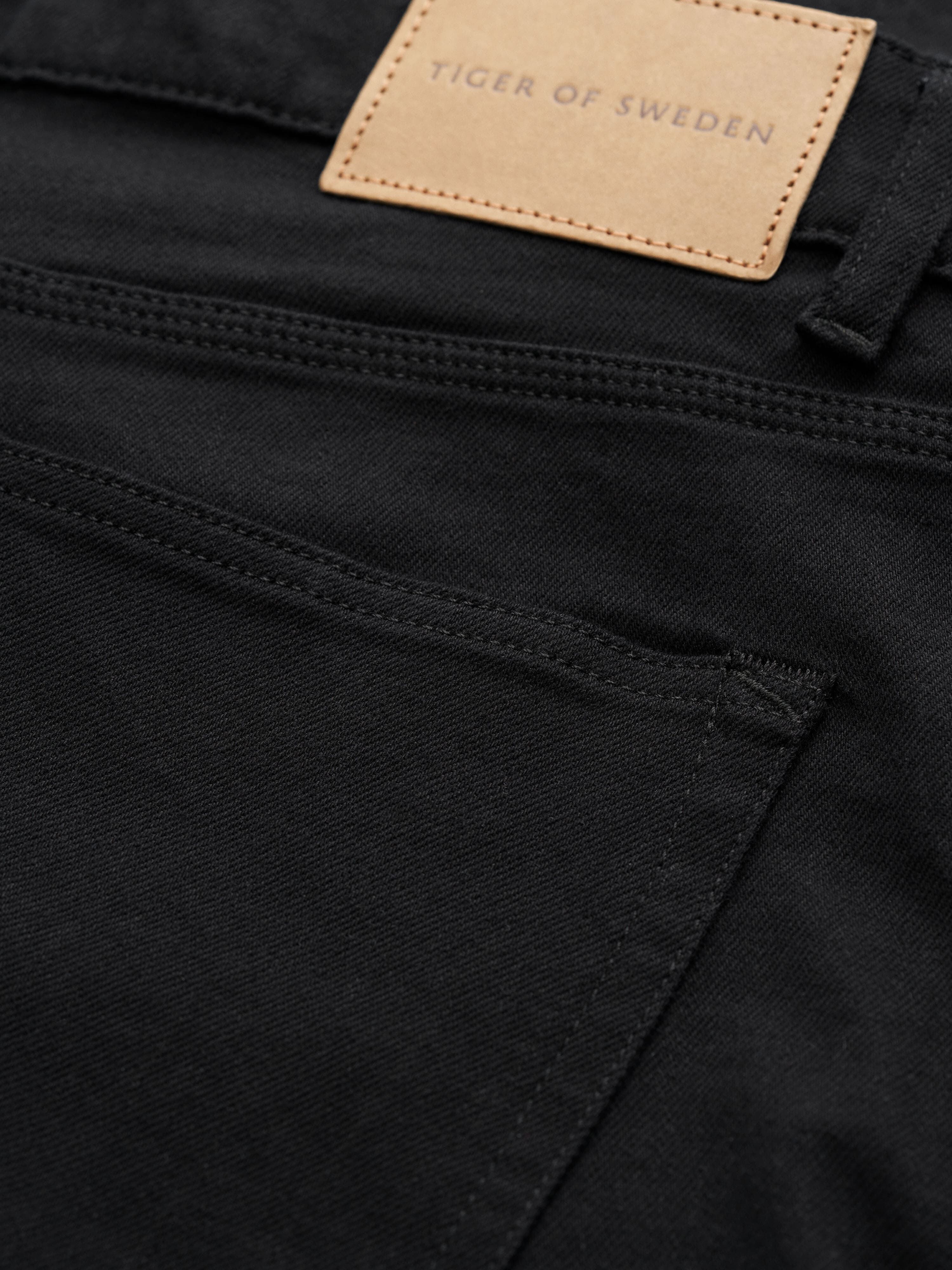 Des Slim-Straight Jeans