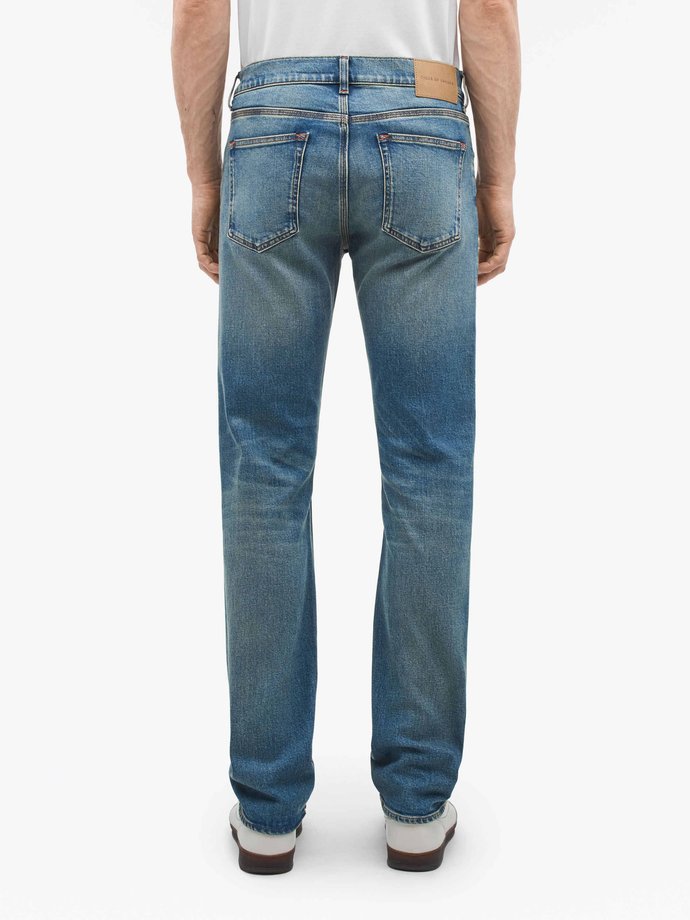 Des Slim-Straight Jeans