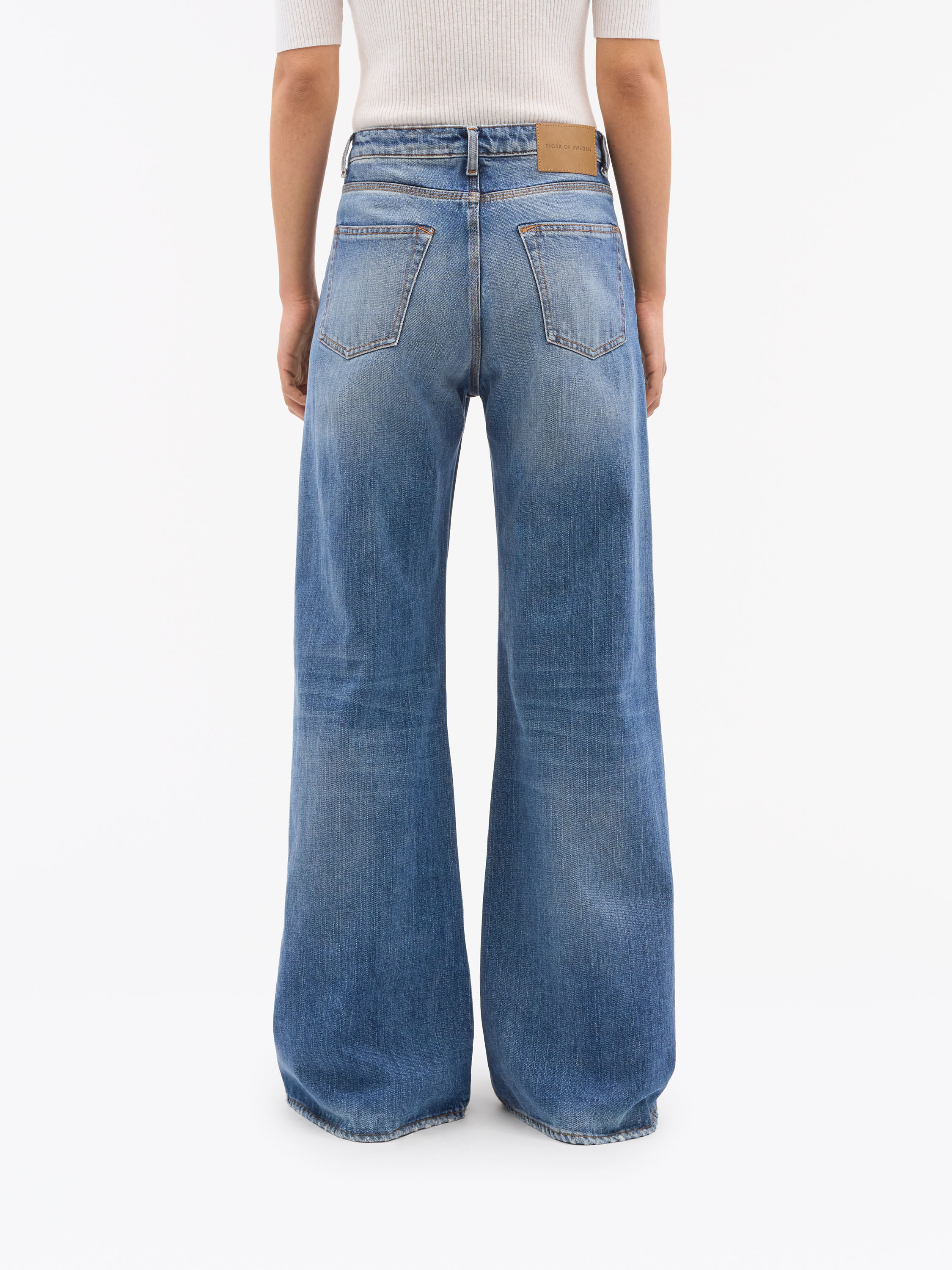 Kinne Essence Loose-Fit Jeans