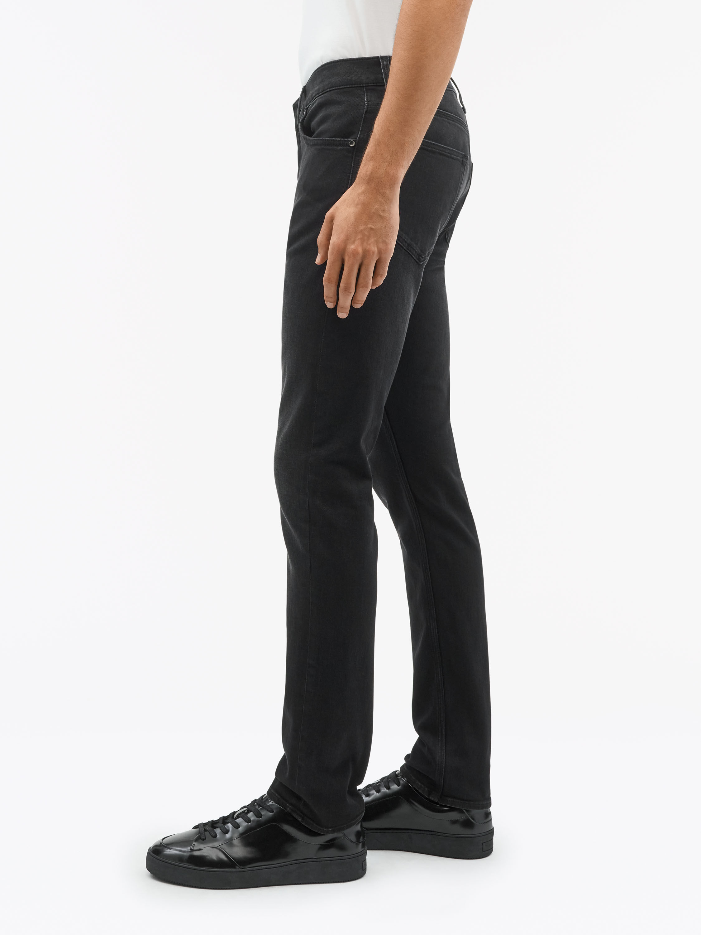 Des Slim-Straight Jeans