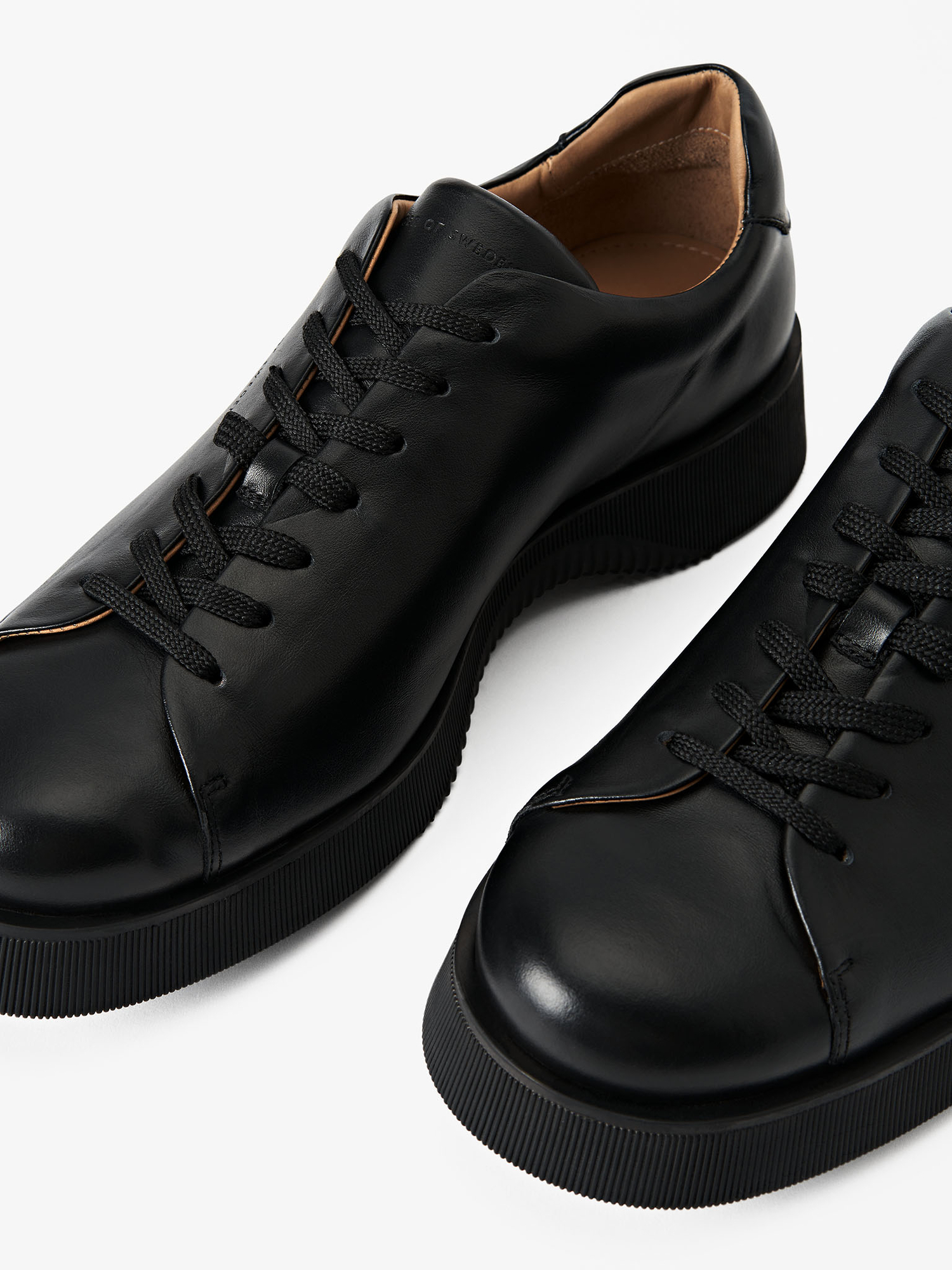 Desu Sneakers