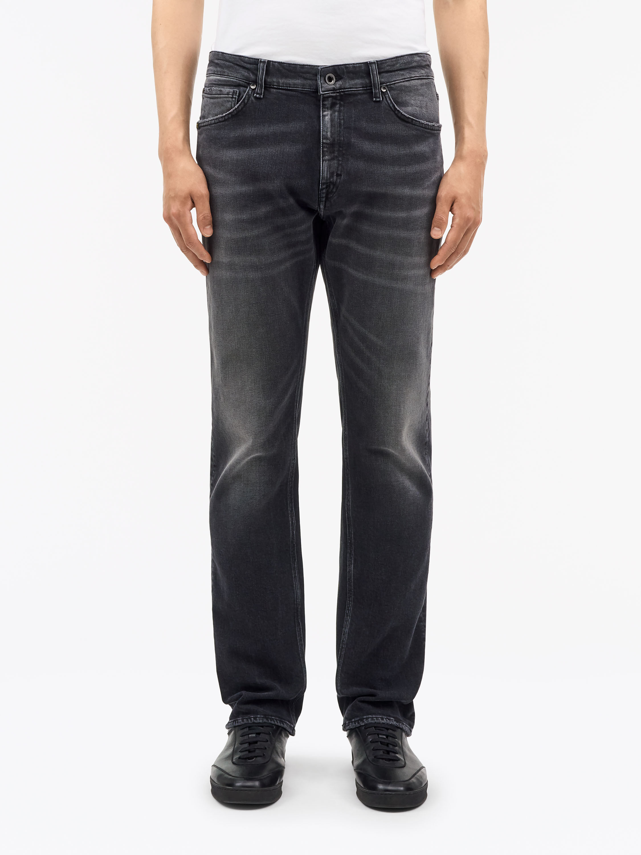 Des Slim-Straight Jeans