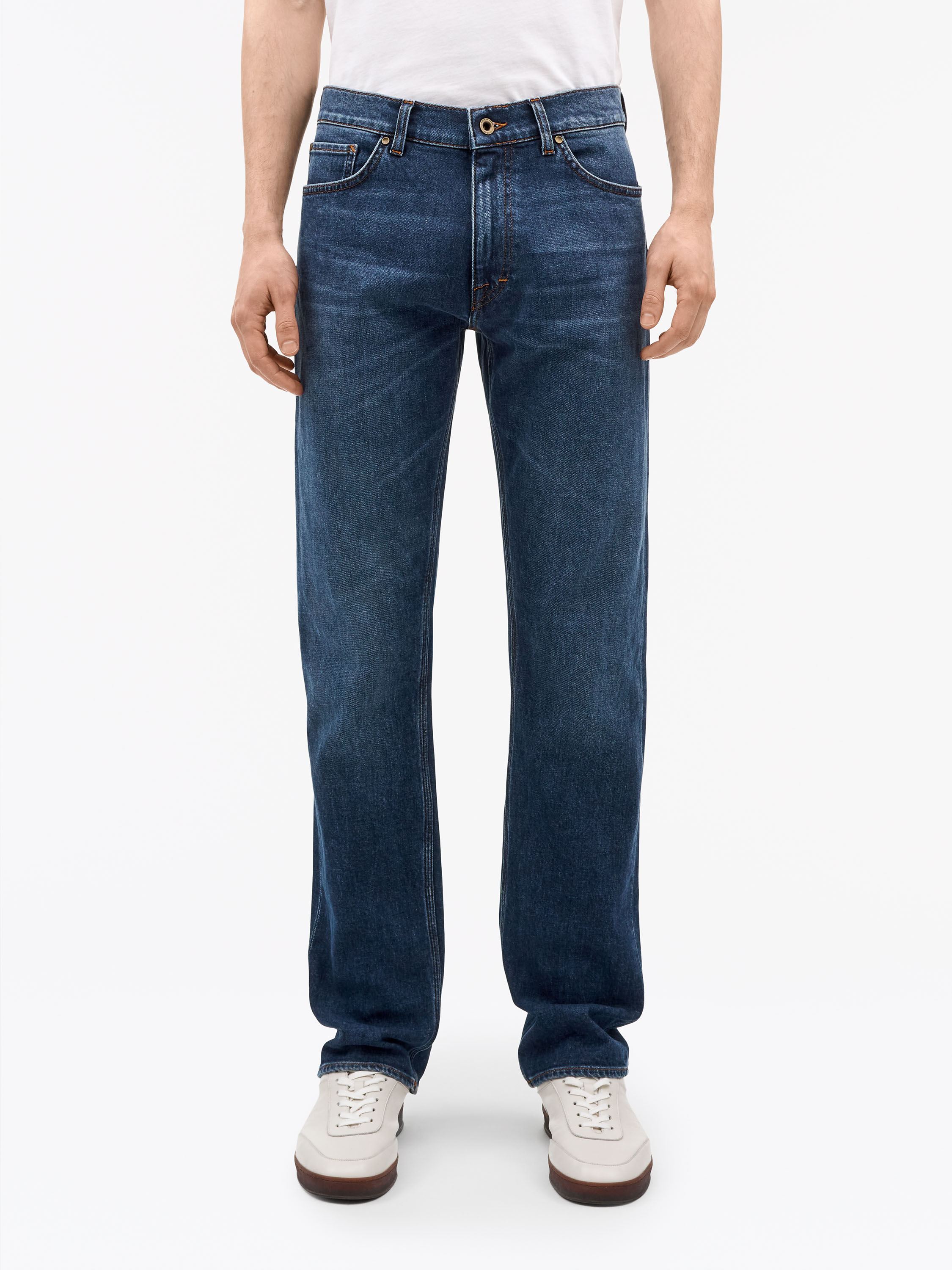 Des Slim-Straight Jeans