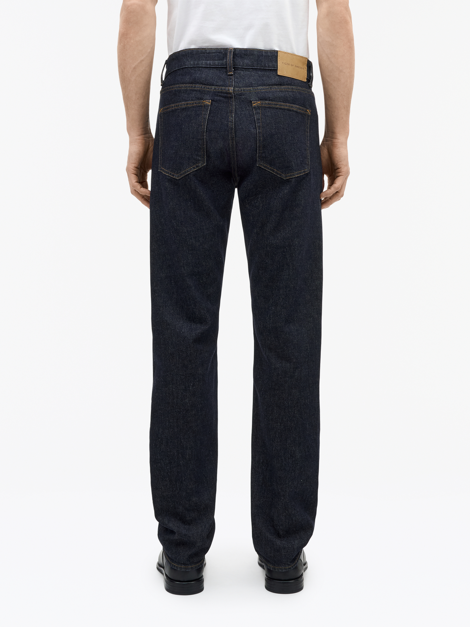 Des Slim-Straight Jeans