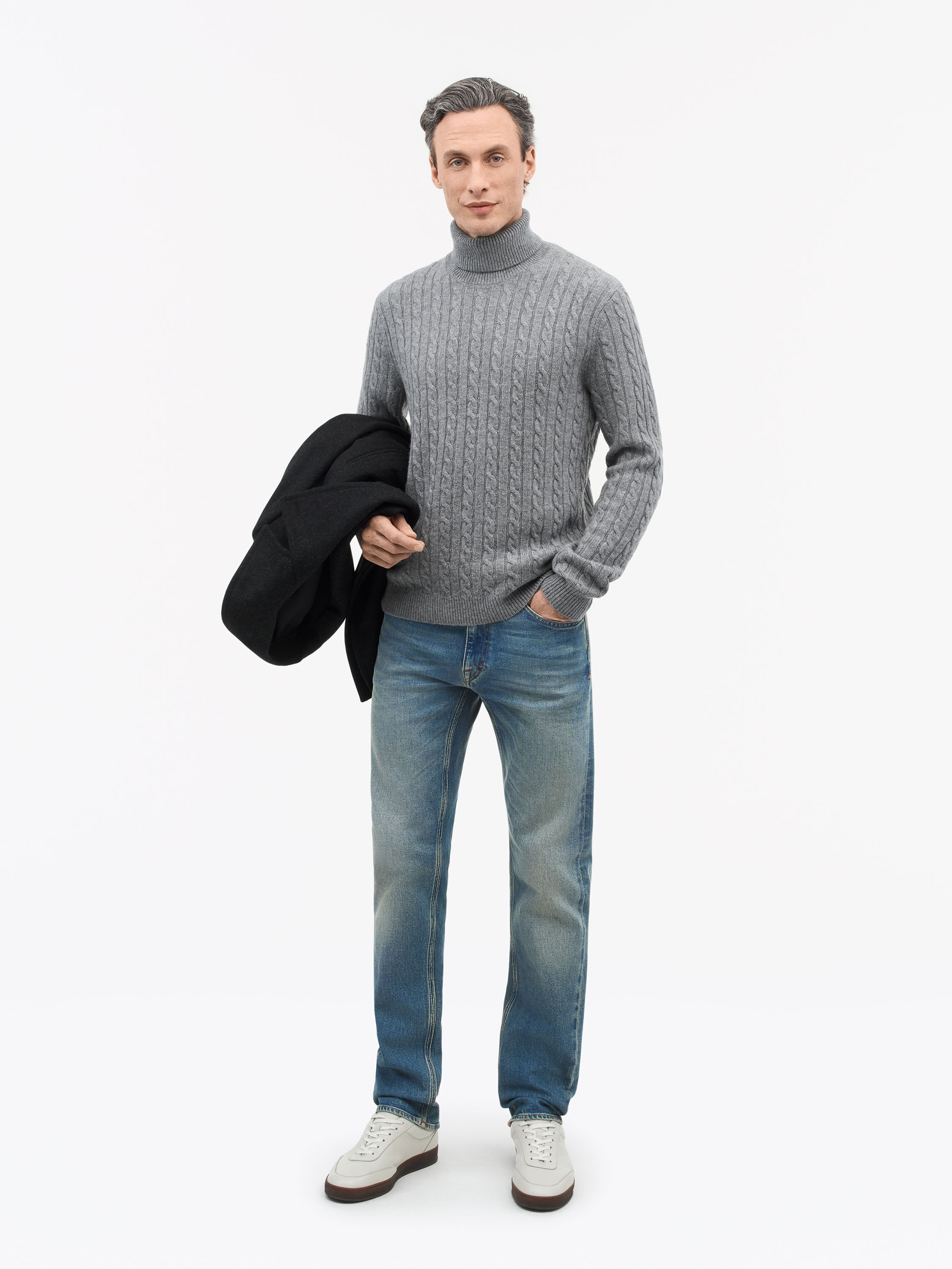 Des Slim-Straight Jeans