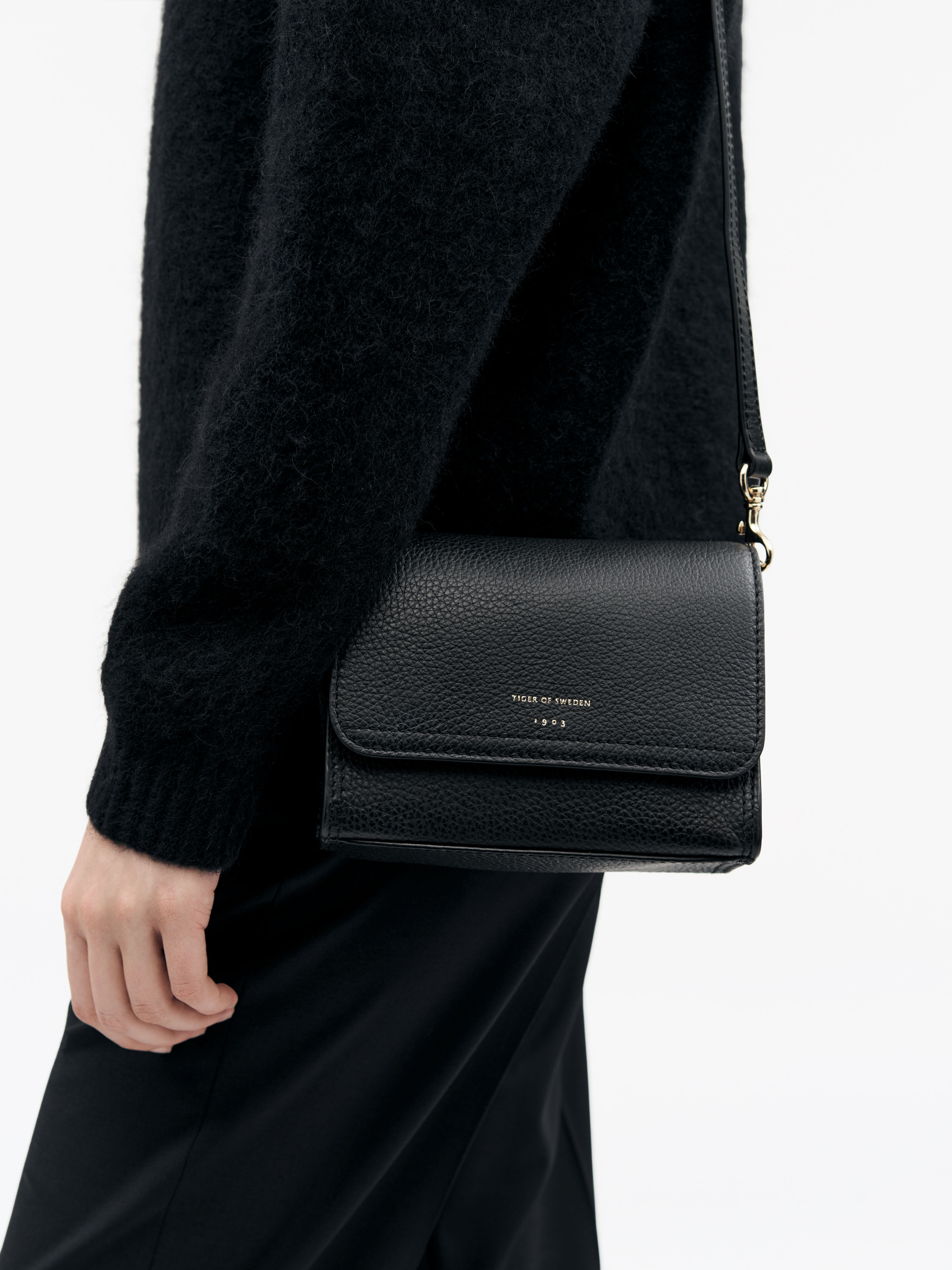 Ravea Crossbody Leather Bag