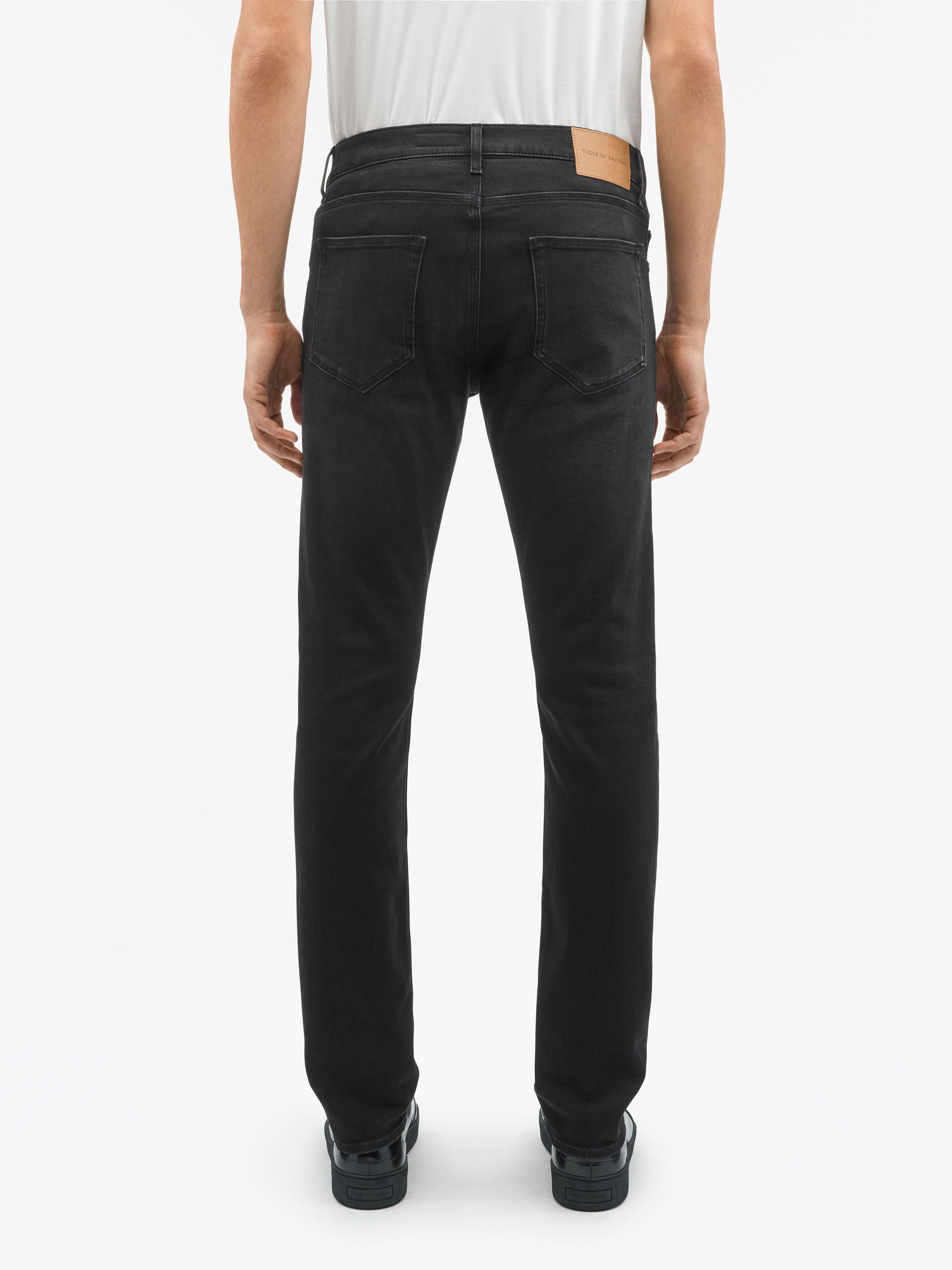 Des Slim-Straight Jeans