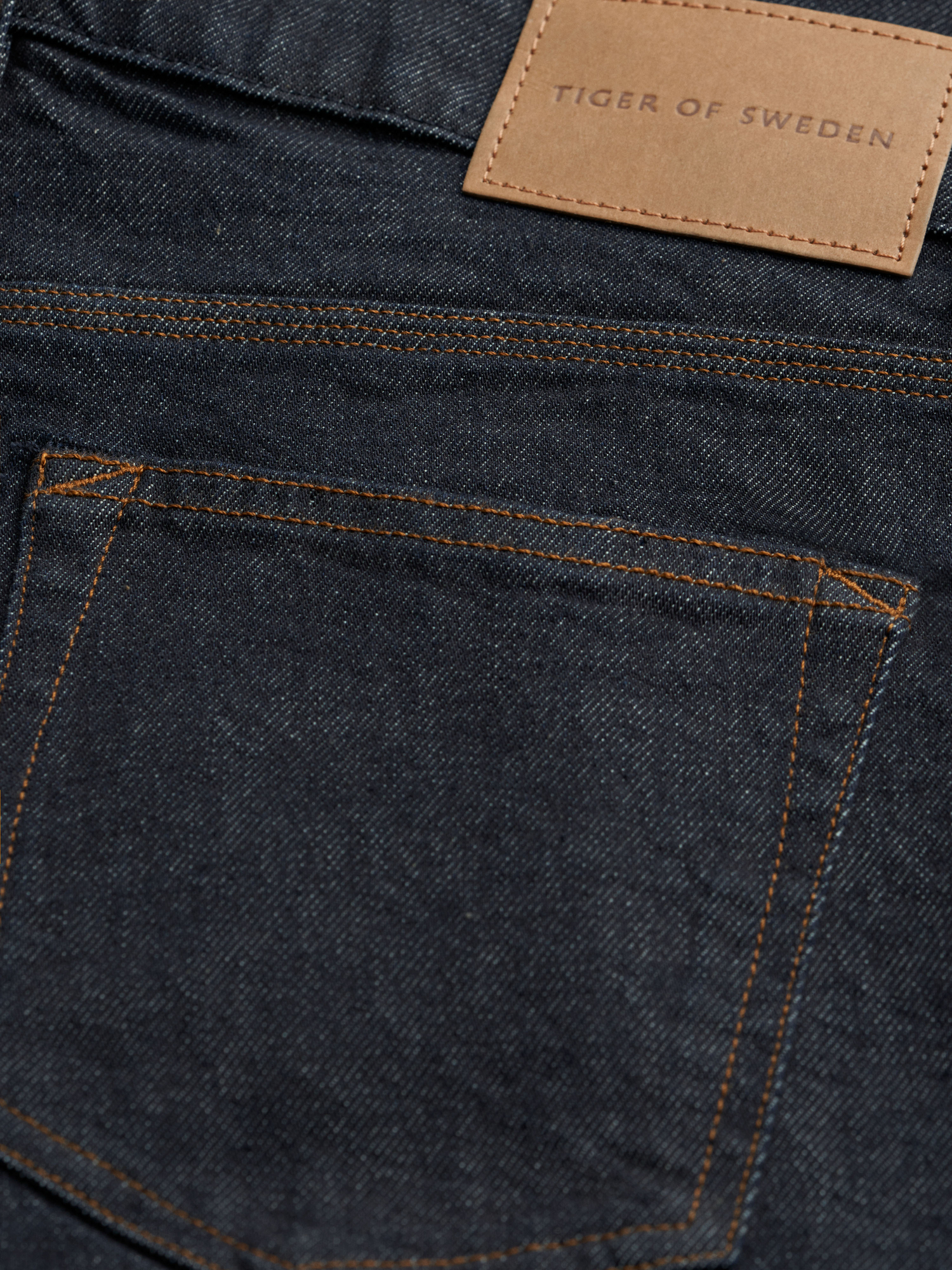 Des Slim-Straight Jeans