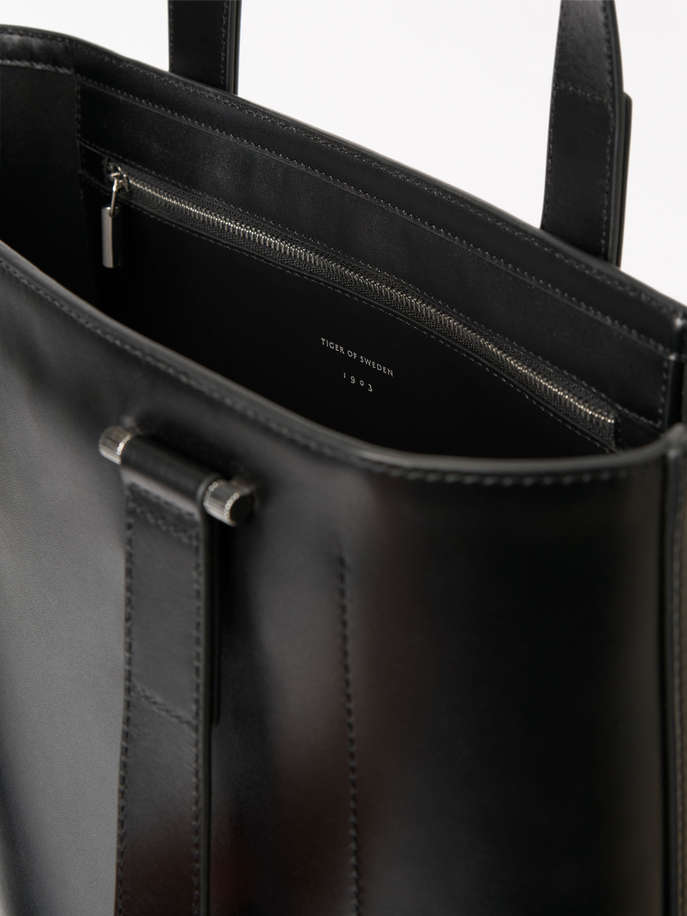 Taberne Leather Travel Bag