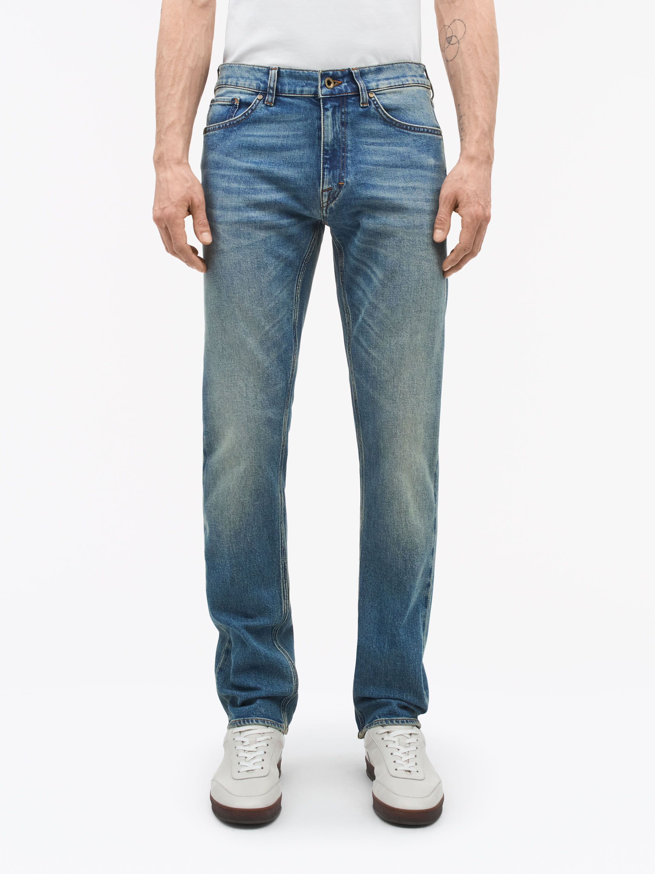 Des Slim-Straight Jeans