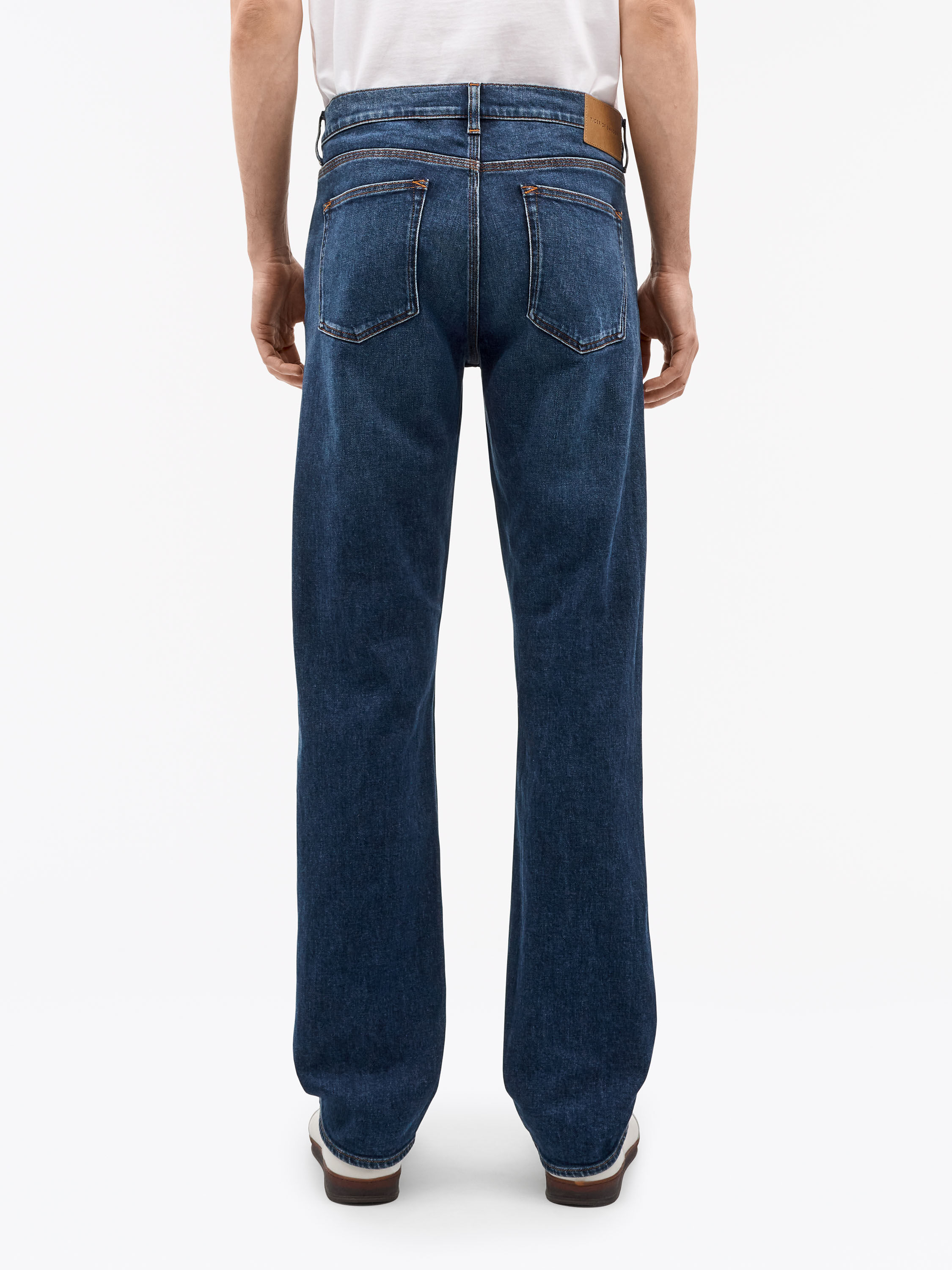 Des Slim-Straight Jeans