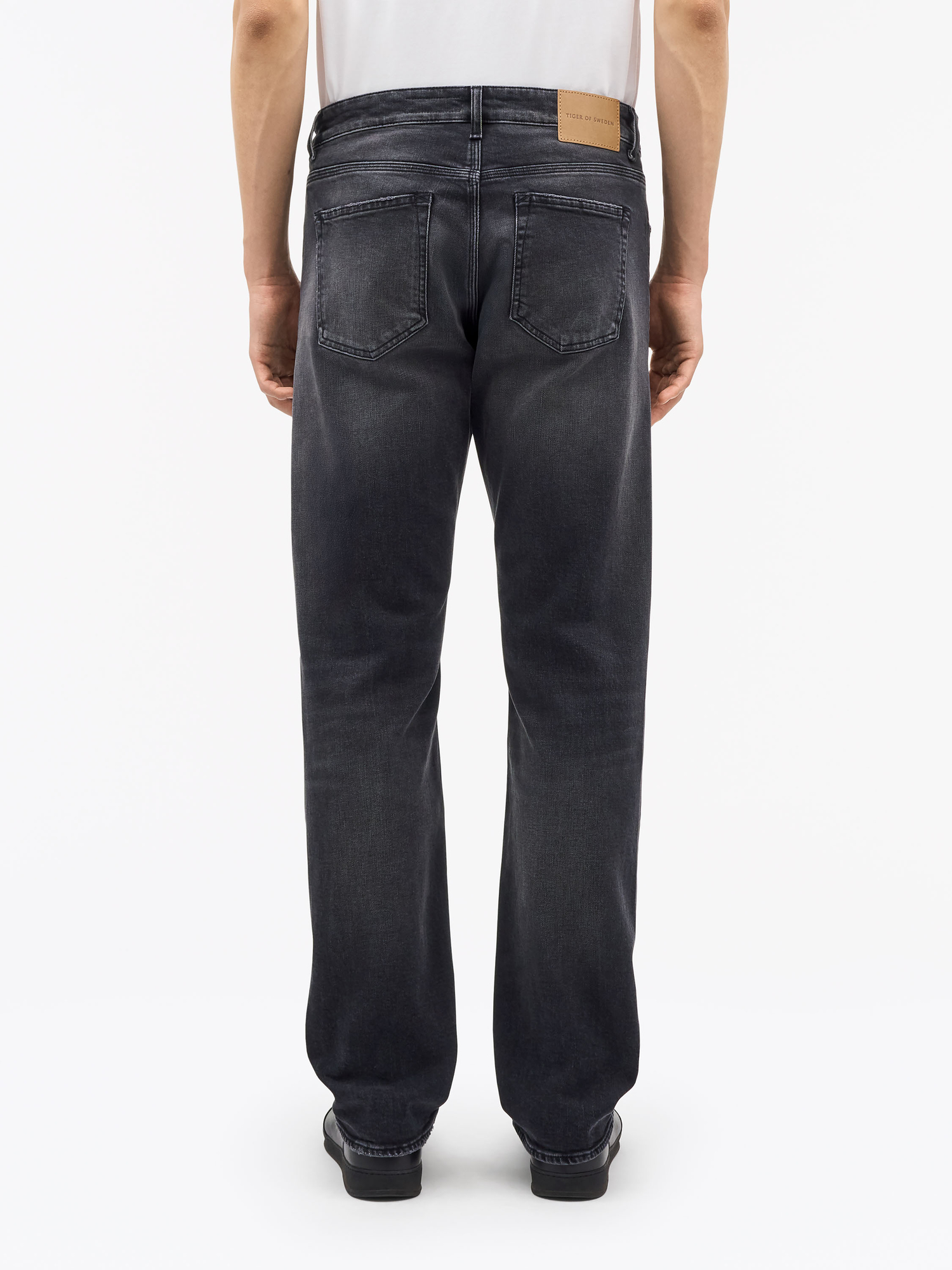 Des Slim-Straight Jeans