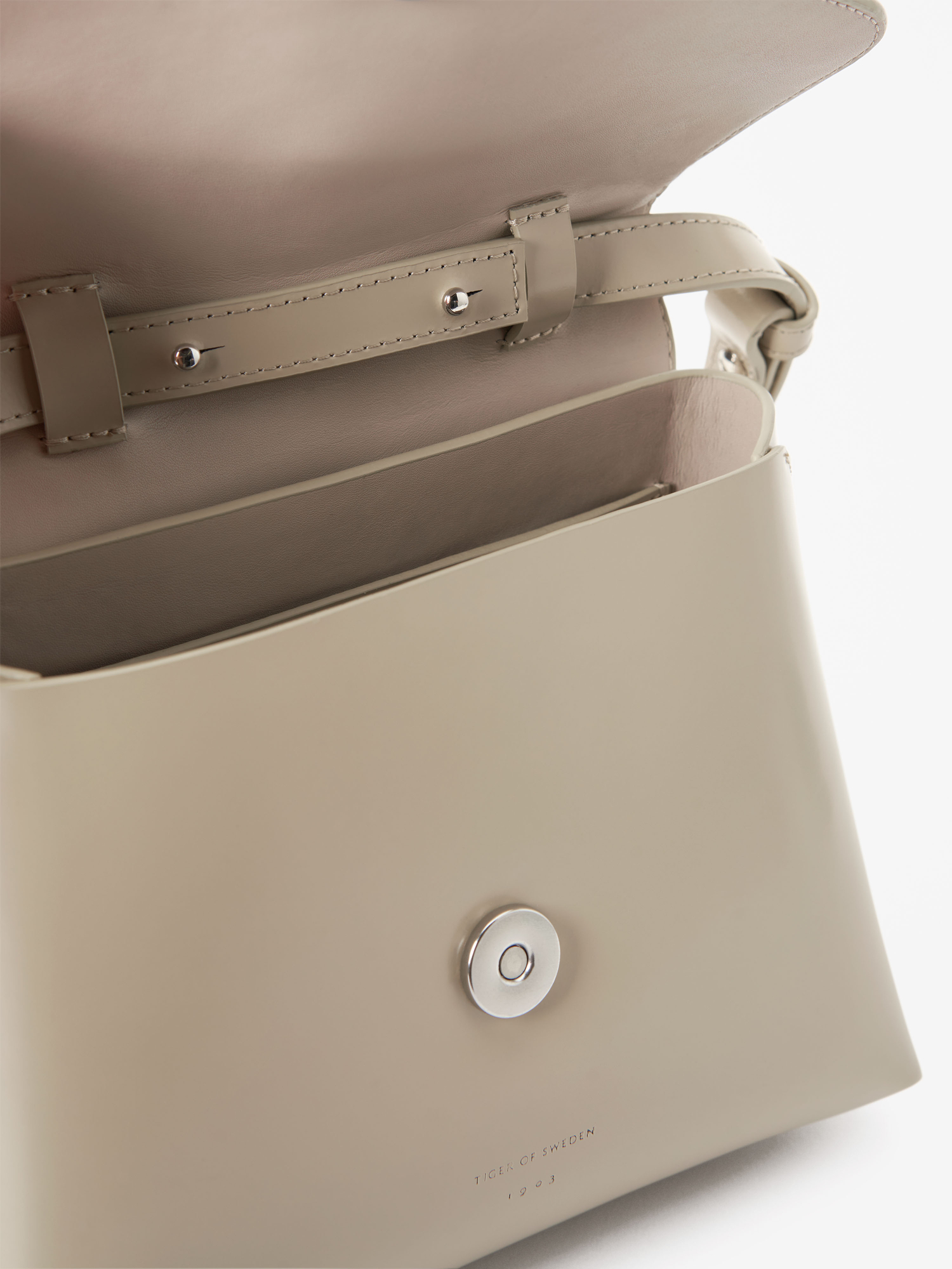 Madlen Leather Shoulder Handbag