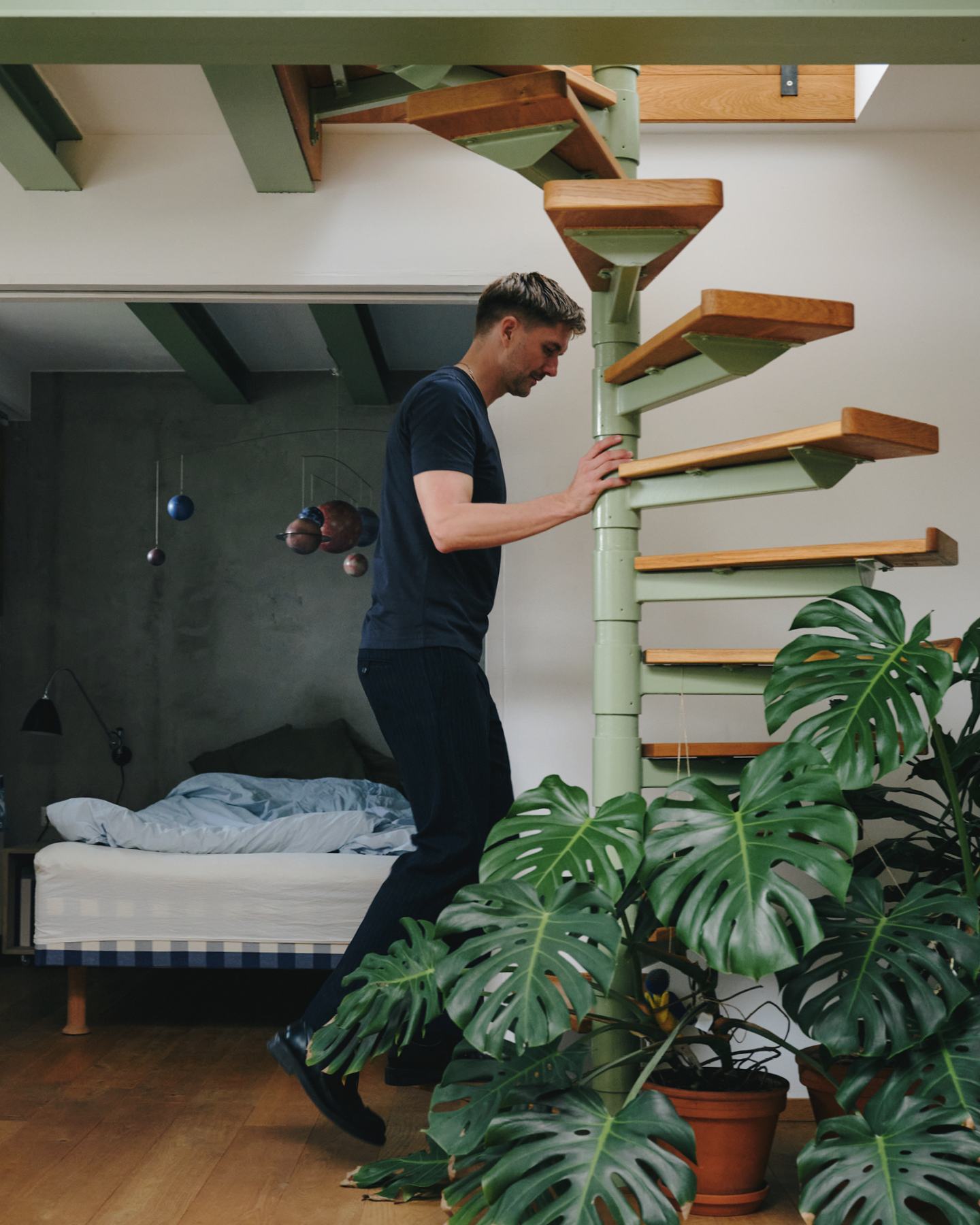 Sigurd holding stairs