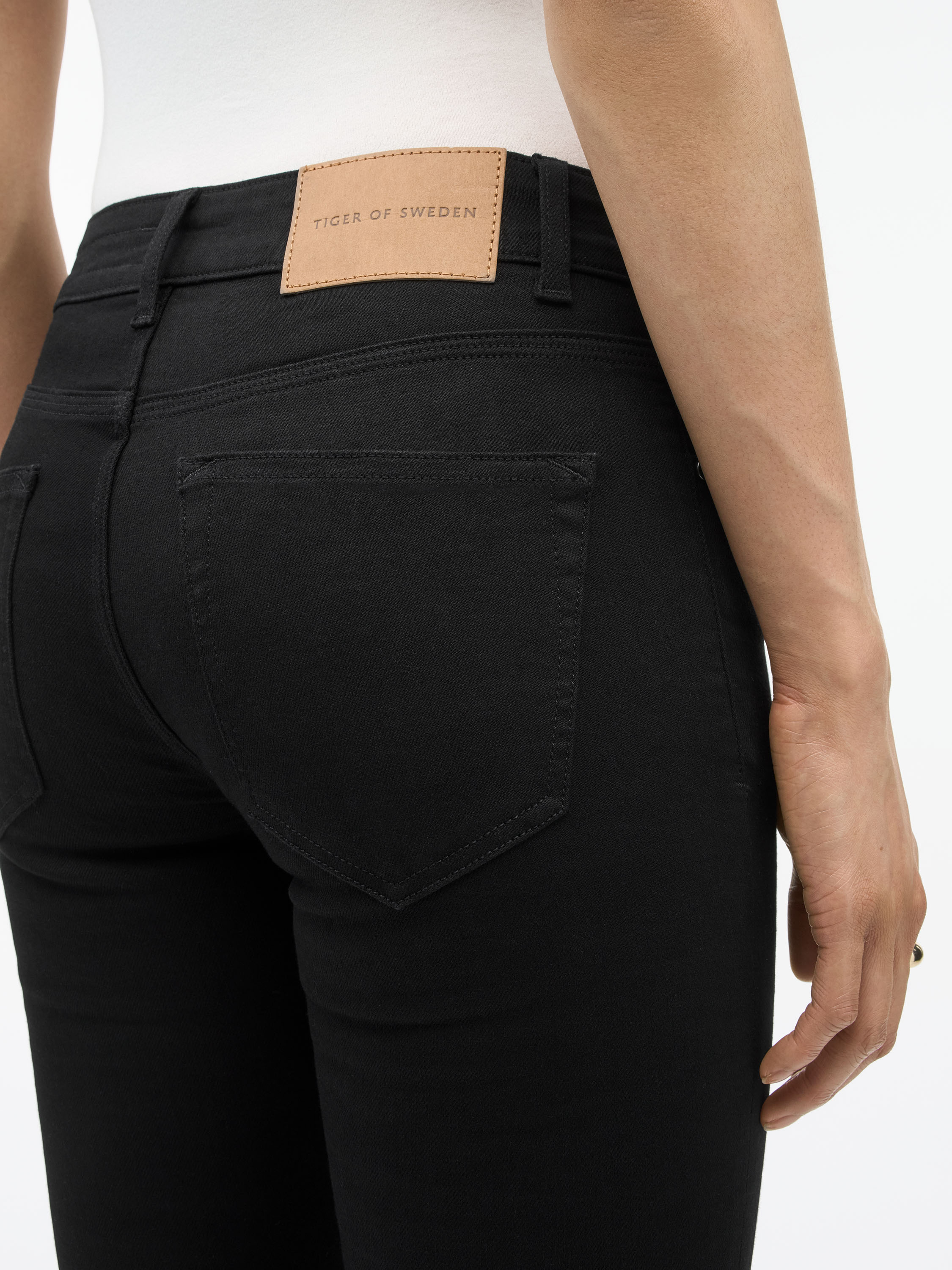 Slight jeans in black detail