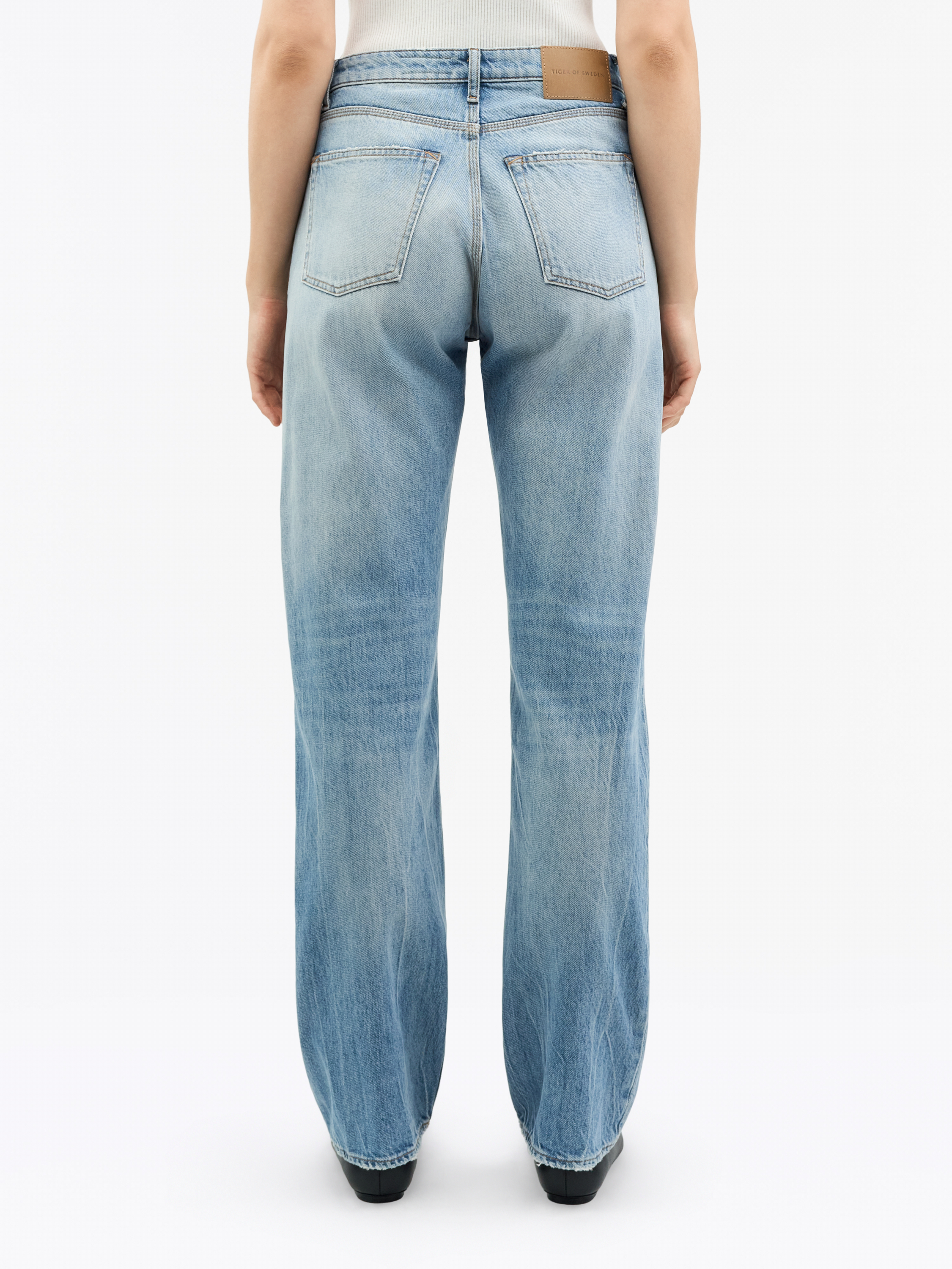 Woman in light blue Evee jeans